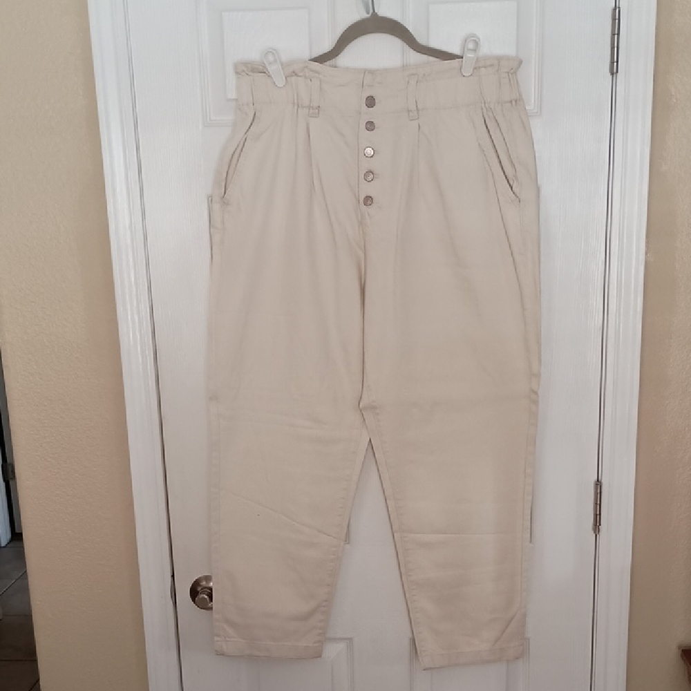 Time and Tru Button Fly Paperbag Cropped Pants b260